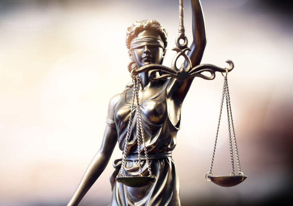 Asesor sądowy, komorniczy – wymagania, uprawnienia, zarobki