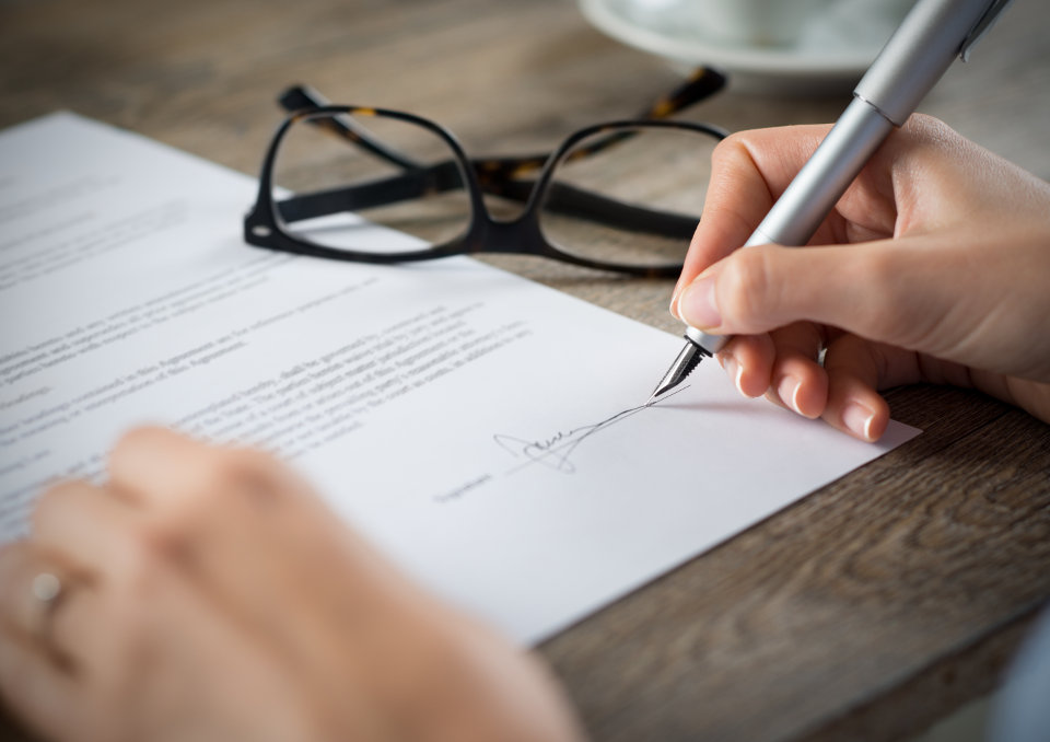Aneks do umowy o pracę — kiedy jest stosowany, jak go sporządzić