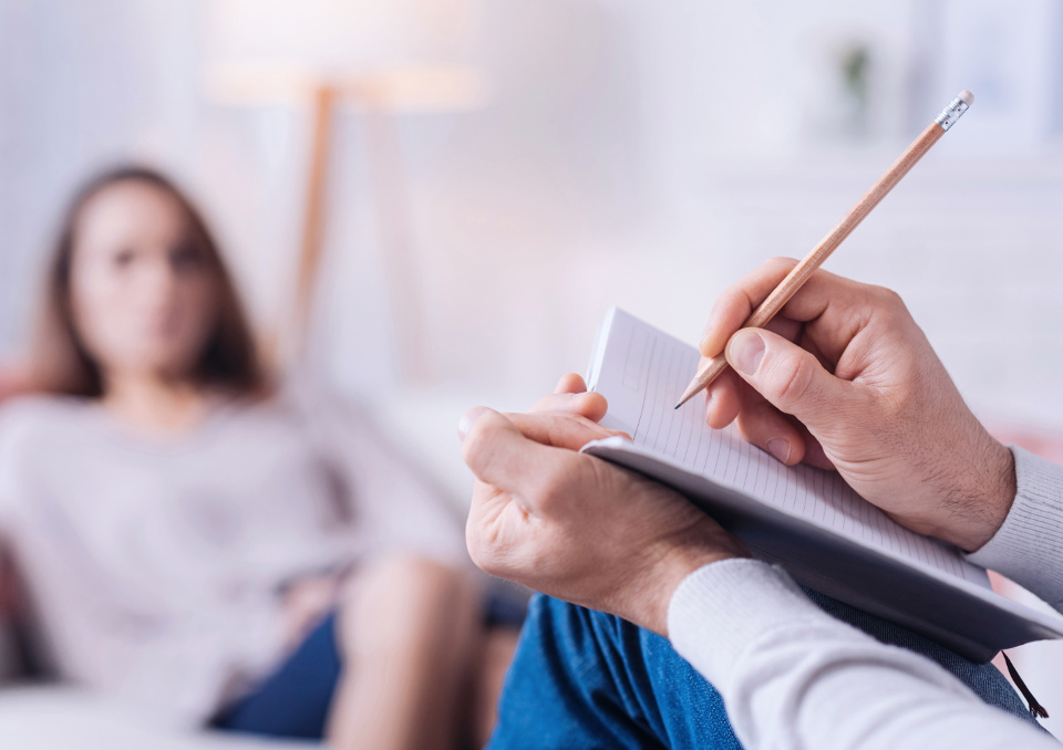 Psychoterapeuta - czym się zajmuje, uprawnienia, zarobki