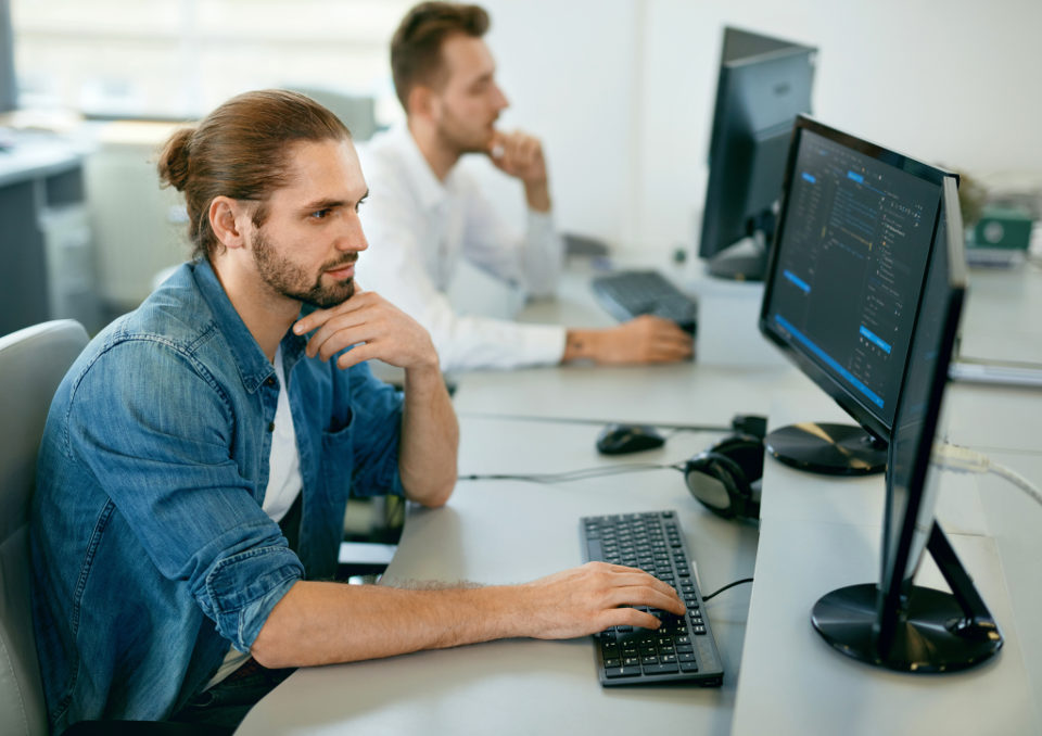 Stanowisko komputerowe – ergonomia w pracy, BHP, wytyczne