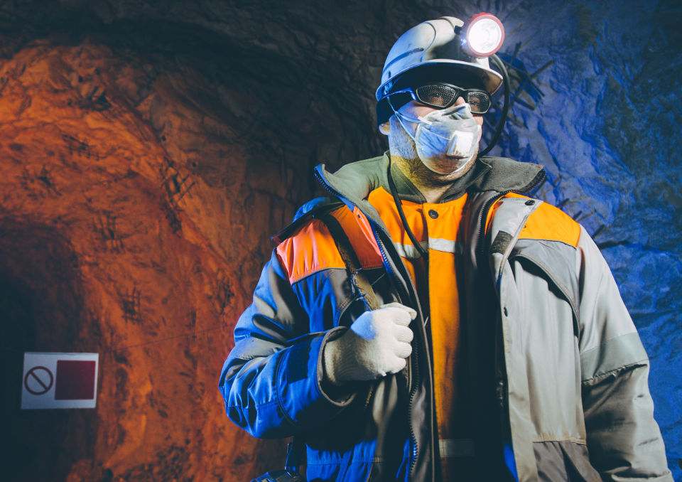 Praca w warunkach szkodliwych – charakterystyka, dodatki, emerytura