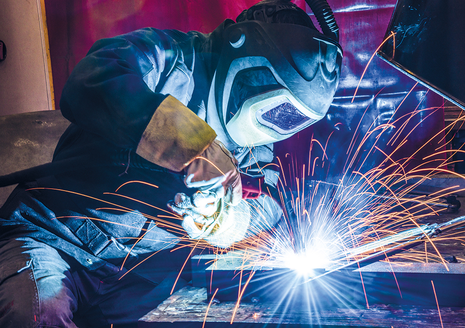 Praca jako spawacz:  jak zdobyć uprawnienia spawalnicze? Jak szukać pracy?