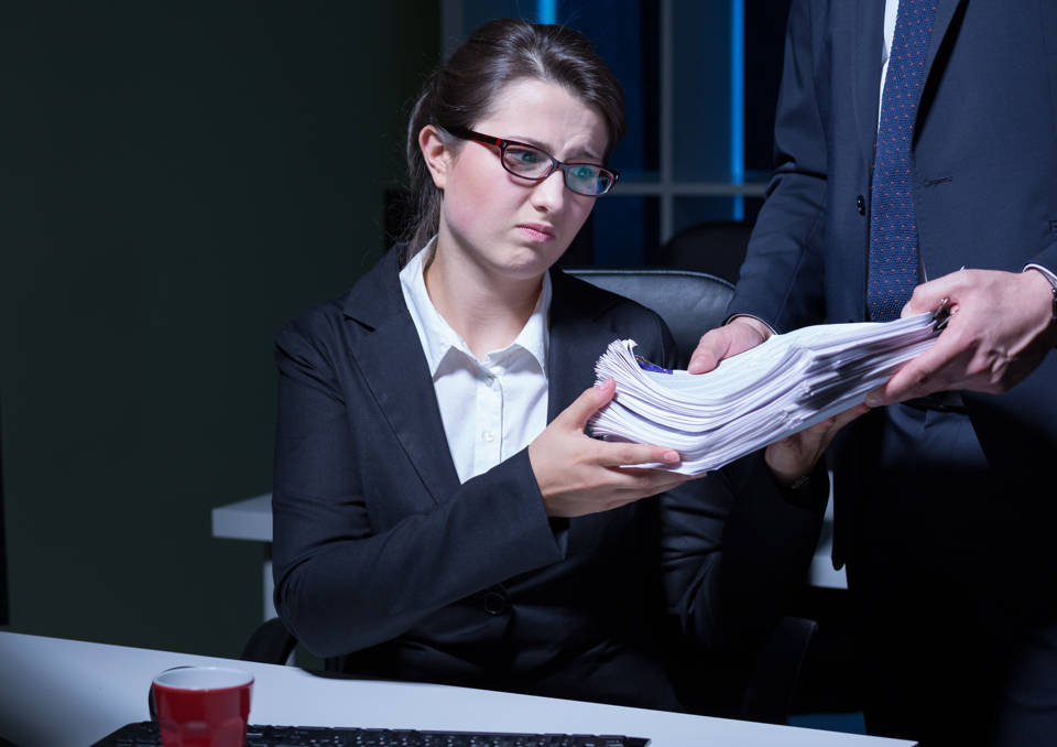 Polacy pracują coraz więcej