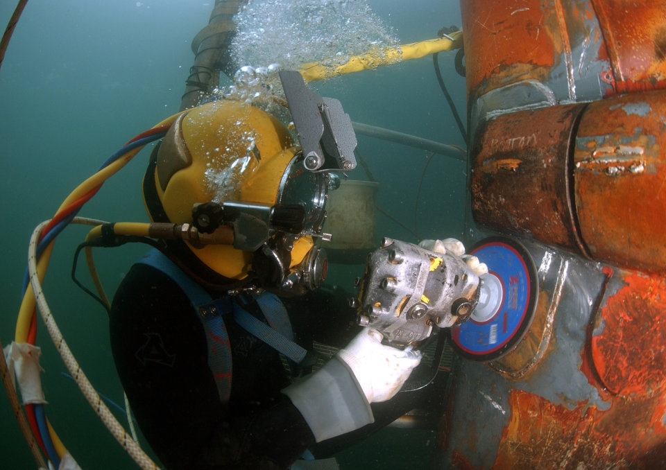 Nurek zawodowy - specyfika pracy, uprawnienia, jak zostać nurkiem, zarobki