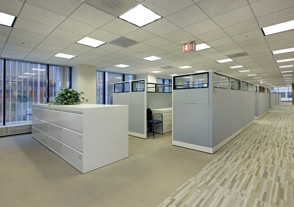 Oświetlenie w biurze – wymagania, przepisy BHP, ergonomia