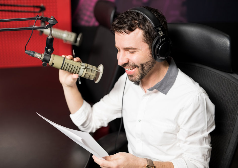 Spiker radiowy - jak zostać, na czym polega praca, cechy, zarobki